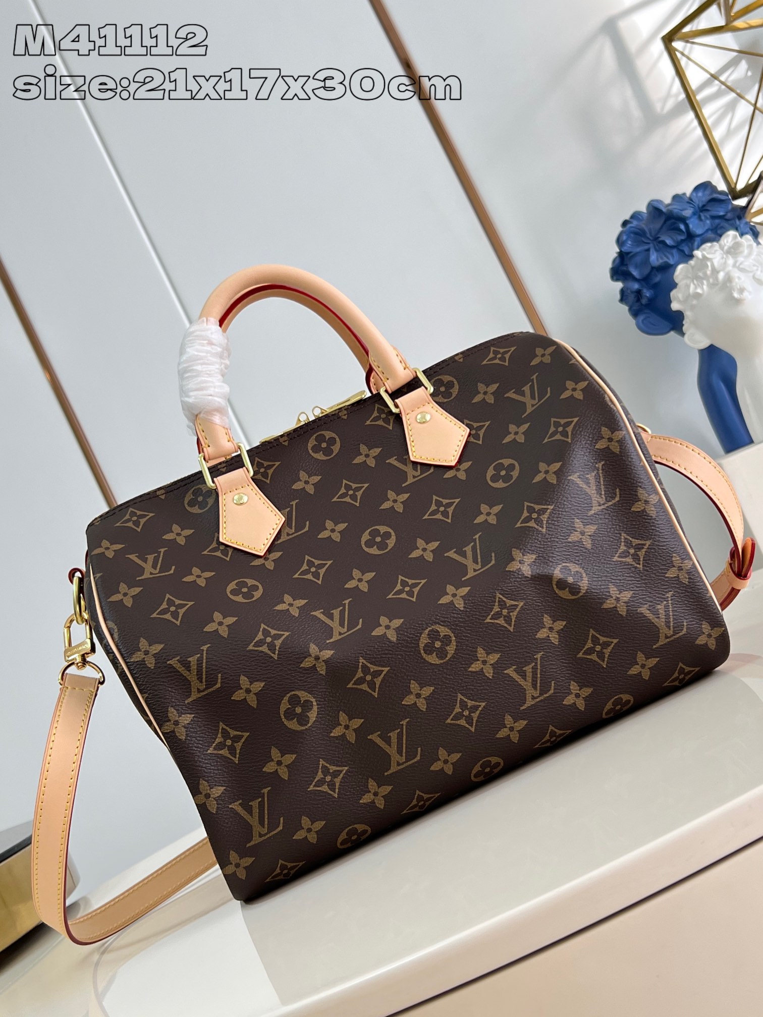 Louis Vuitton Speedy Bandoulière 30 in Monogram canvas.