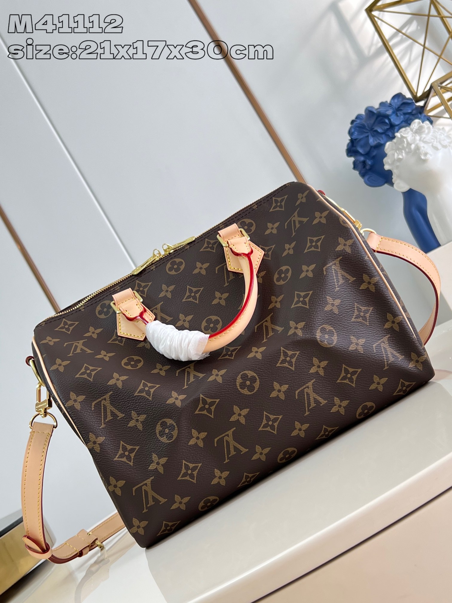 Louis Vuitton Speedy Bandoulière 30 in Monogram canvas.