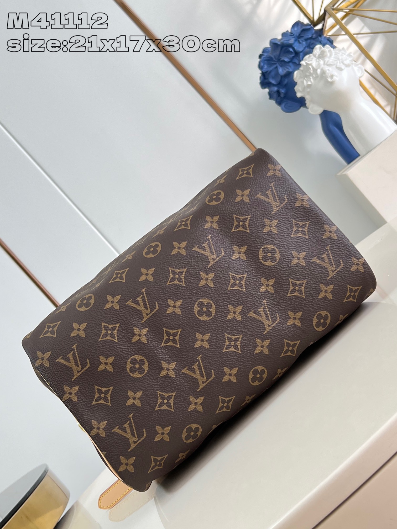 Louis Vuitton Speedy Bandoulière 30 in Monogram canvas.