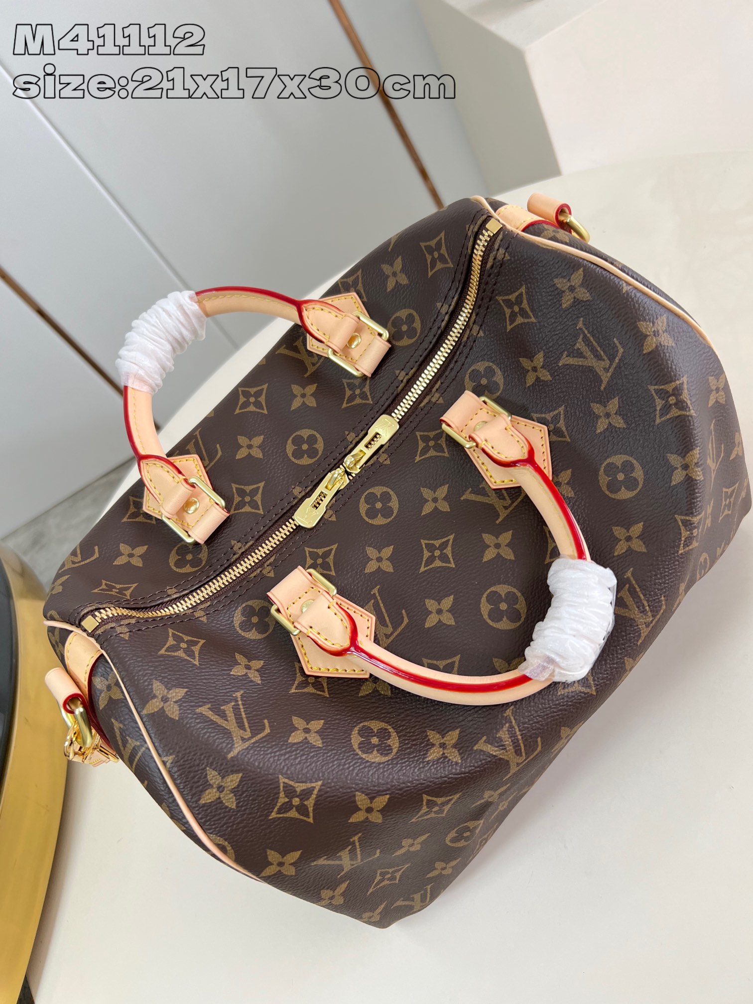 Louis Vuitton Speedy Bandoulière 30 in Monogram canvas.