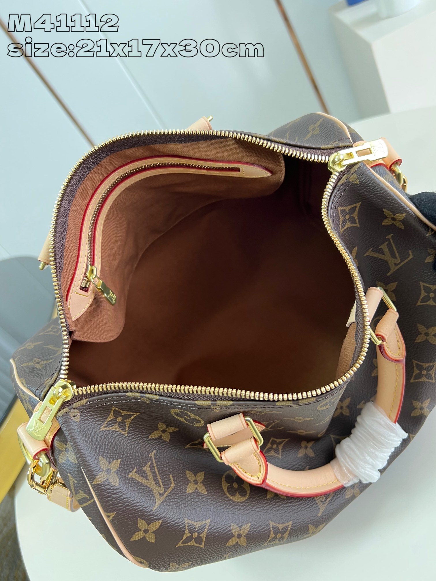 Louis Vuitton Speedy Bandoulière 30 in Monogram canvas.