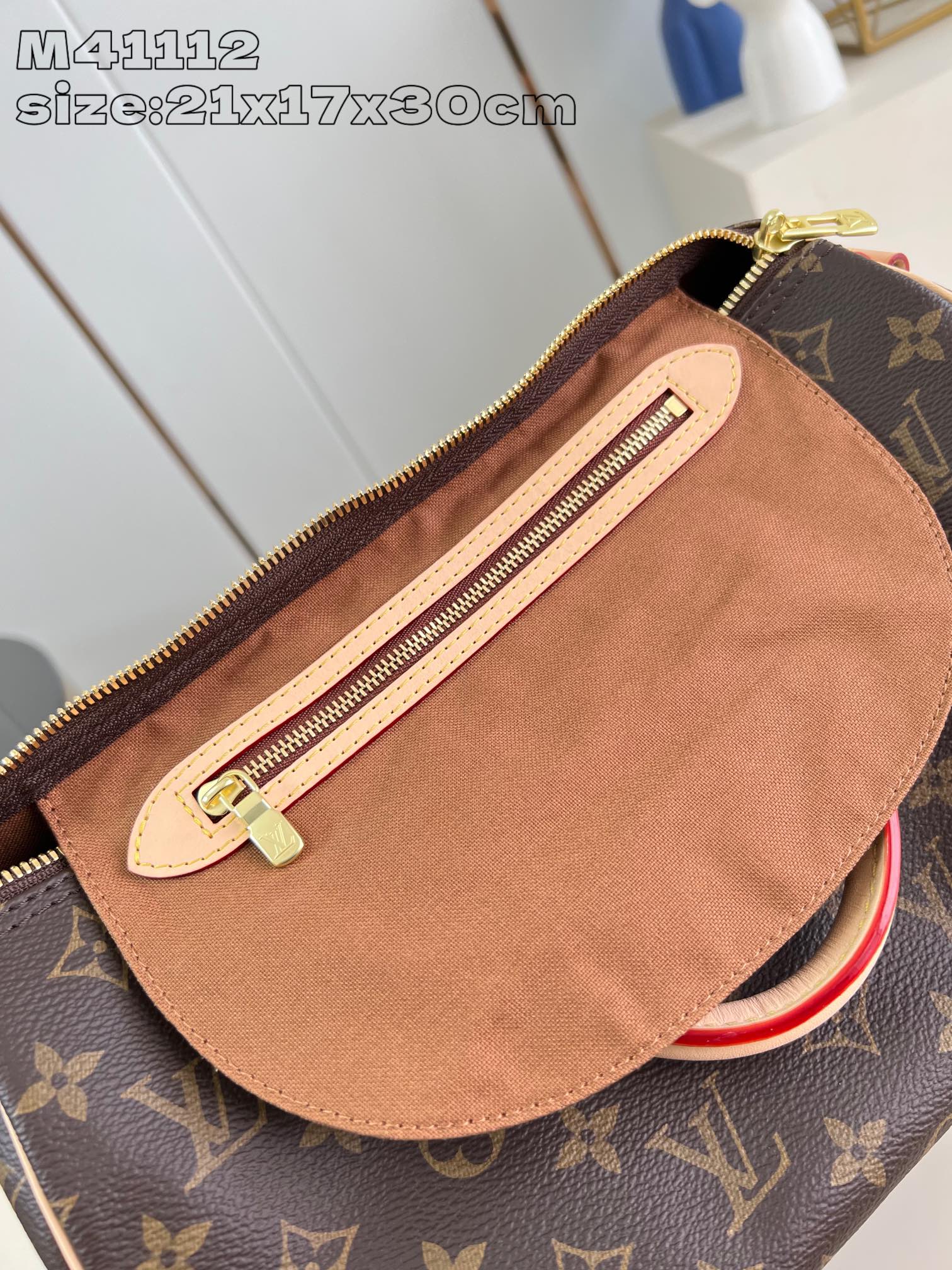 Louis Vuitton Speedy Bandoulière 30 in Monogram canvas.