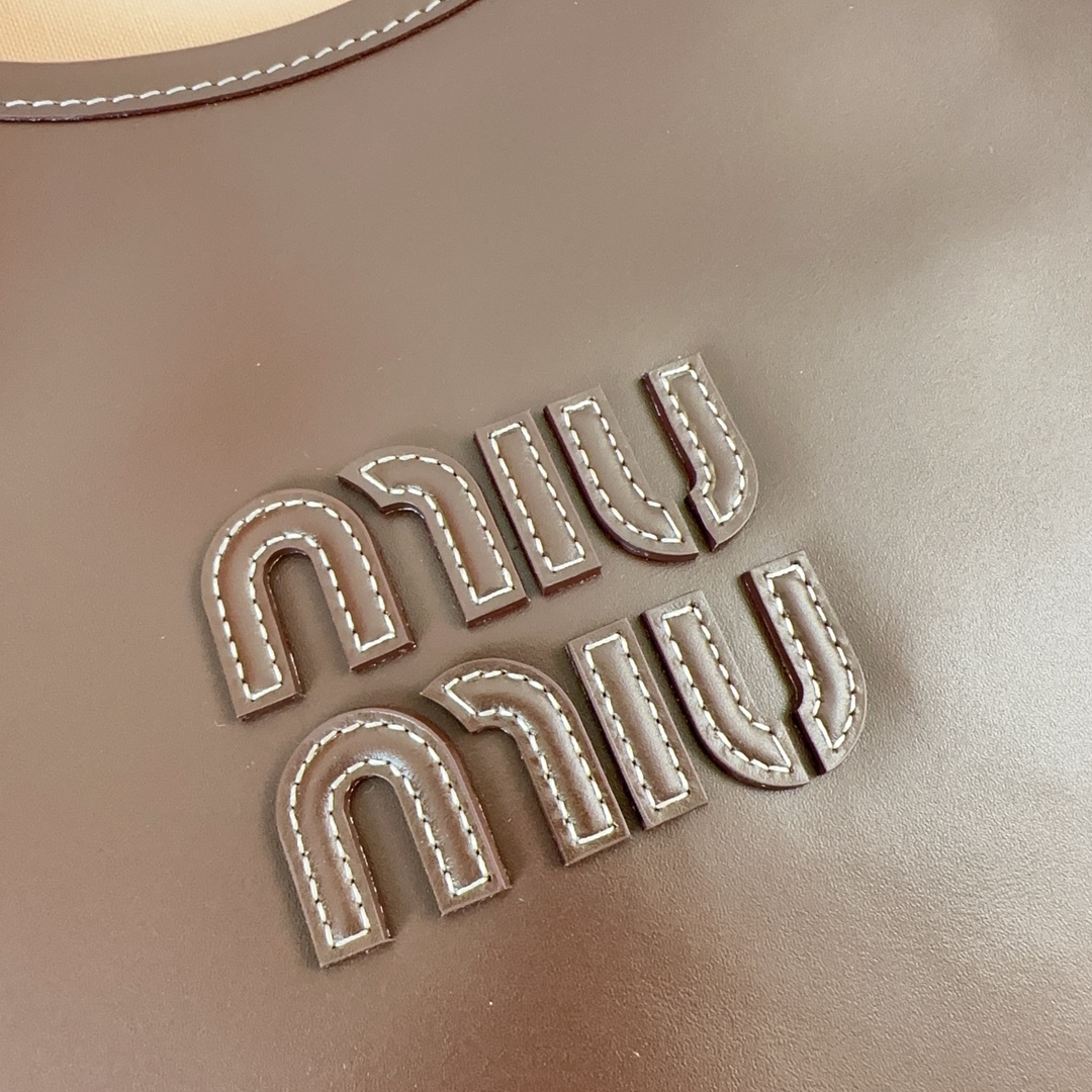 MIUMIU fall and winter series underarm bag brown Tote underarm bag fall and winter limited