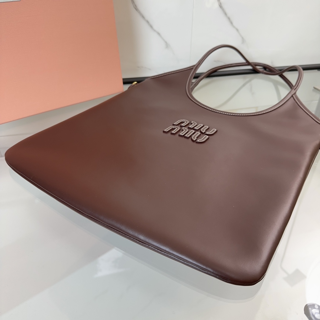 MIUMIU fall and winter series underarm bag brown Tote underarm bag fall and winter limited