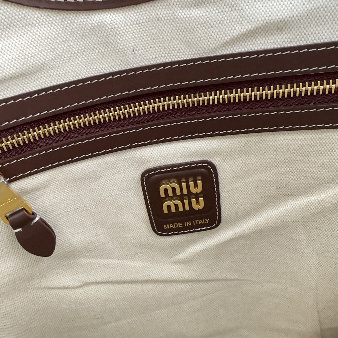 MIUMIU fall and winter series underarm bag brown Tote underarm bag fall and winter limited