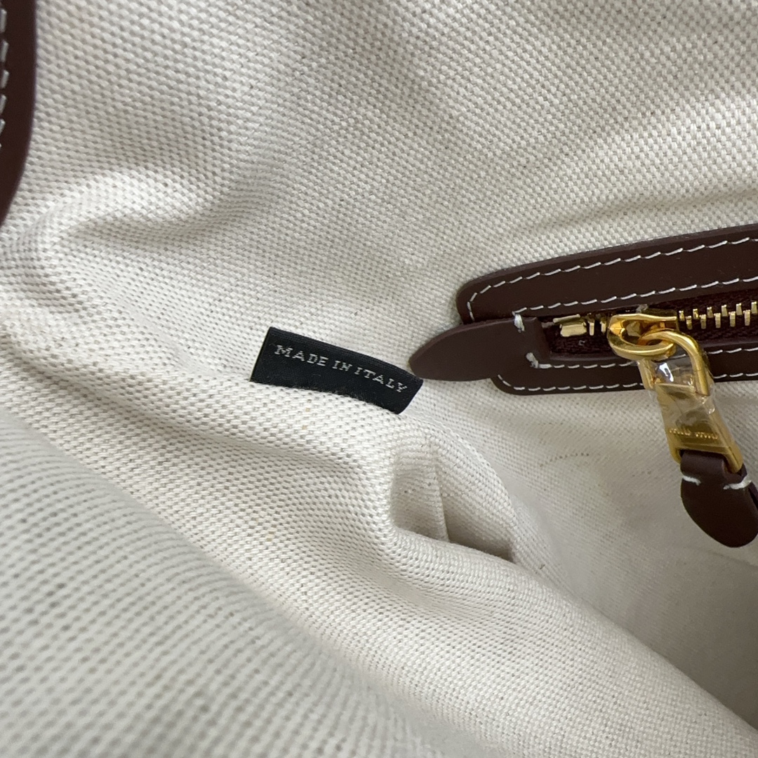 MIUMIU fall and winter series underarm bag brown Tote underarm bag fall and winter limited