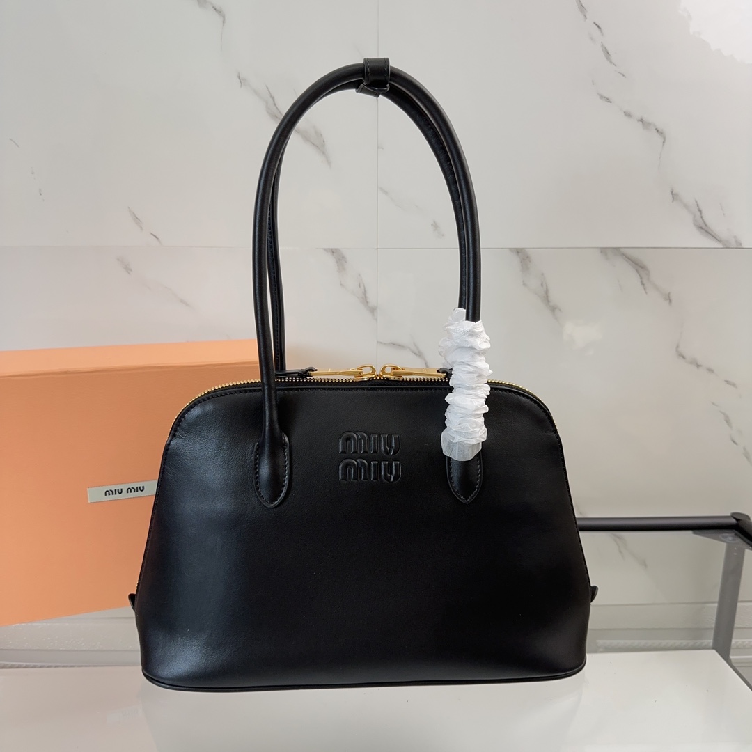 MIUMIU shell bag, lazy American style, the use of top imported calfskin, practicality, suitable for work commuting shopping trip!