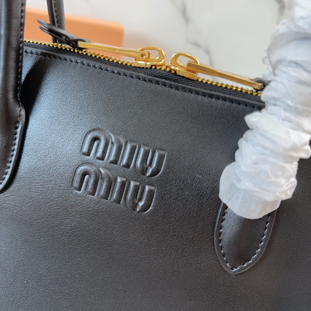 MIUMIU shell bag, lazy American style, the use of top imported calfskin, practicality, suitable for work commuting shopping trip!