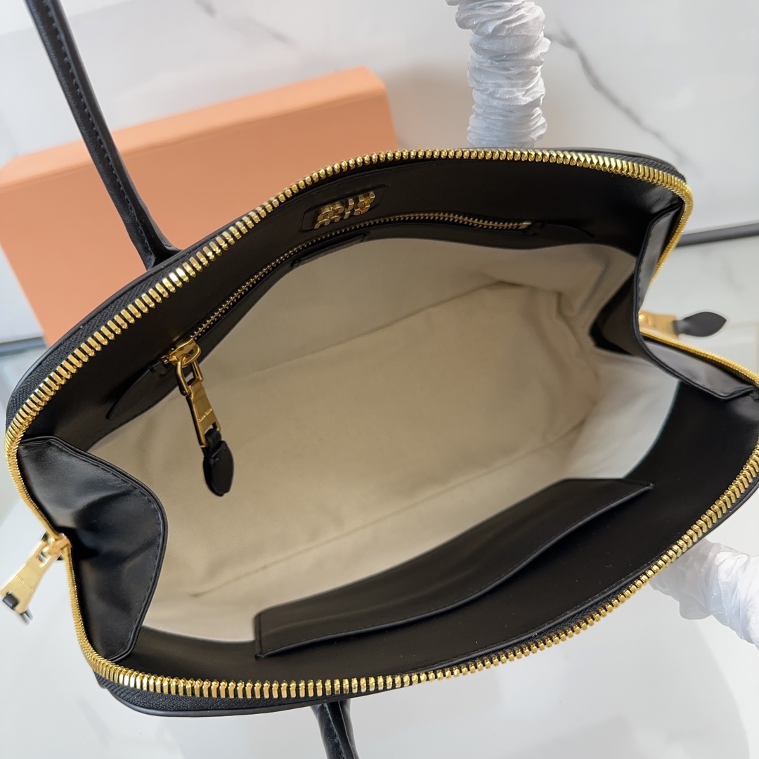 MIUMIU shell bag, lazy American style, the use of top imported calfskin, practicality, suitable for work commuting shopping trip!