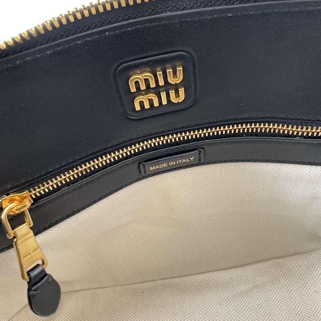 MIUMIU shell bag, lazy American style, the use of top imported calfskin, practicality, suitable for work commuting shopping trip!