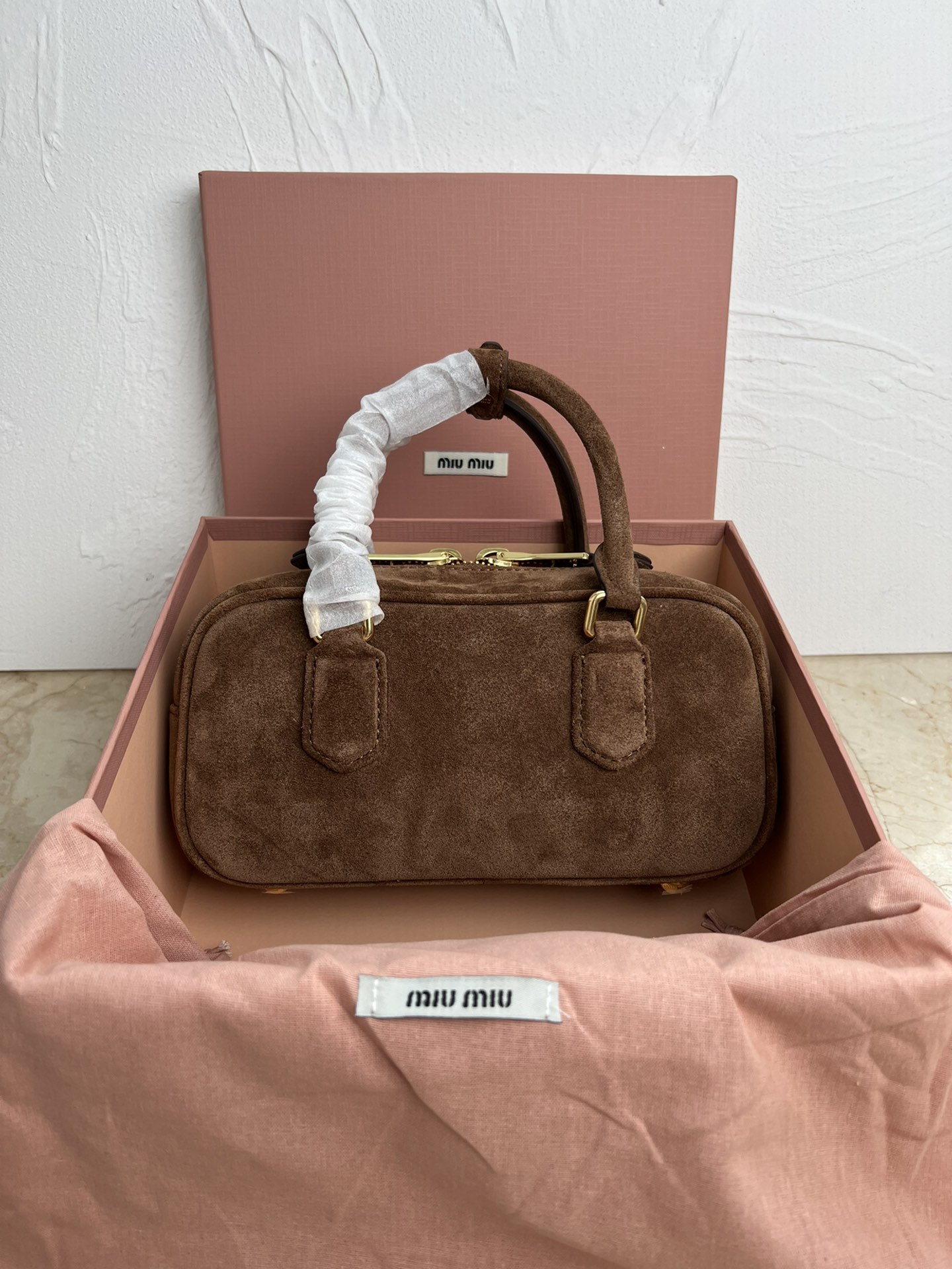 MIUMIU suede bowling bag, removable and adjustable simple, Netflix star same models