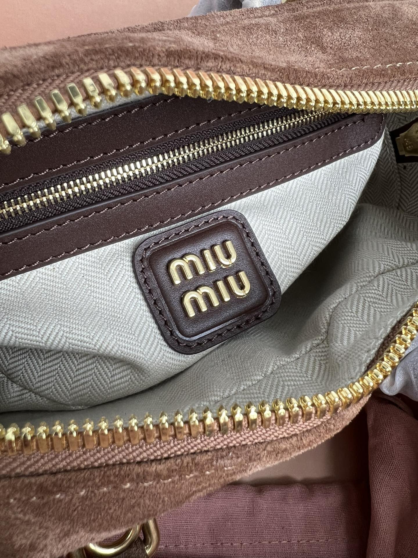 MIUMIU suede bowling bag, removable and adjustable simple, Netflix star same models