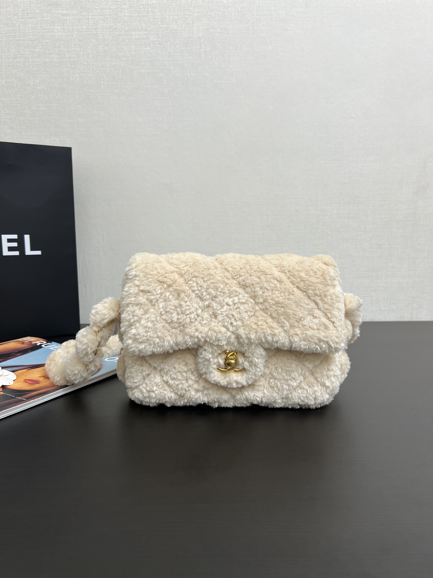 CHANEL 99409 24K thick chain underarm hobo bag, Teddy original lambskin material fashion bag