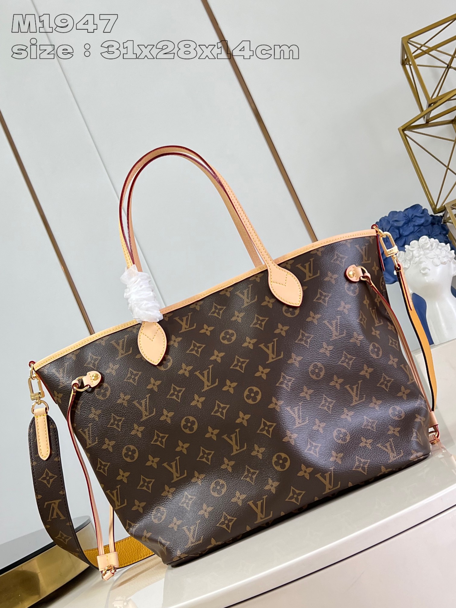 Louis Vuitton M11947 Reversible Neverfull medium tote bag with removable zipper pocket for use as a clutch or pocket