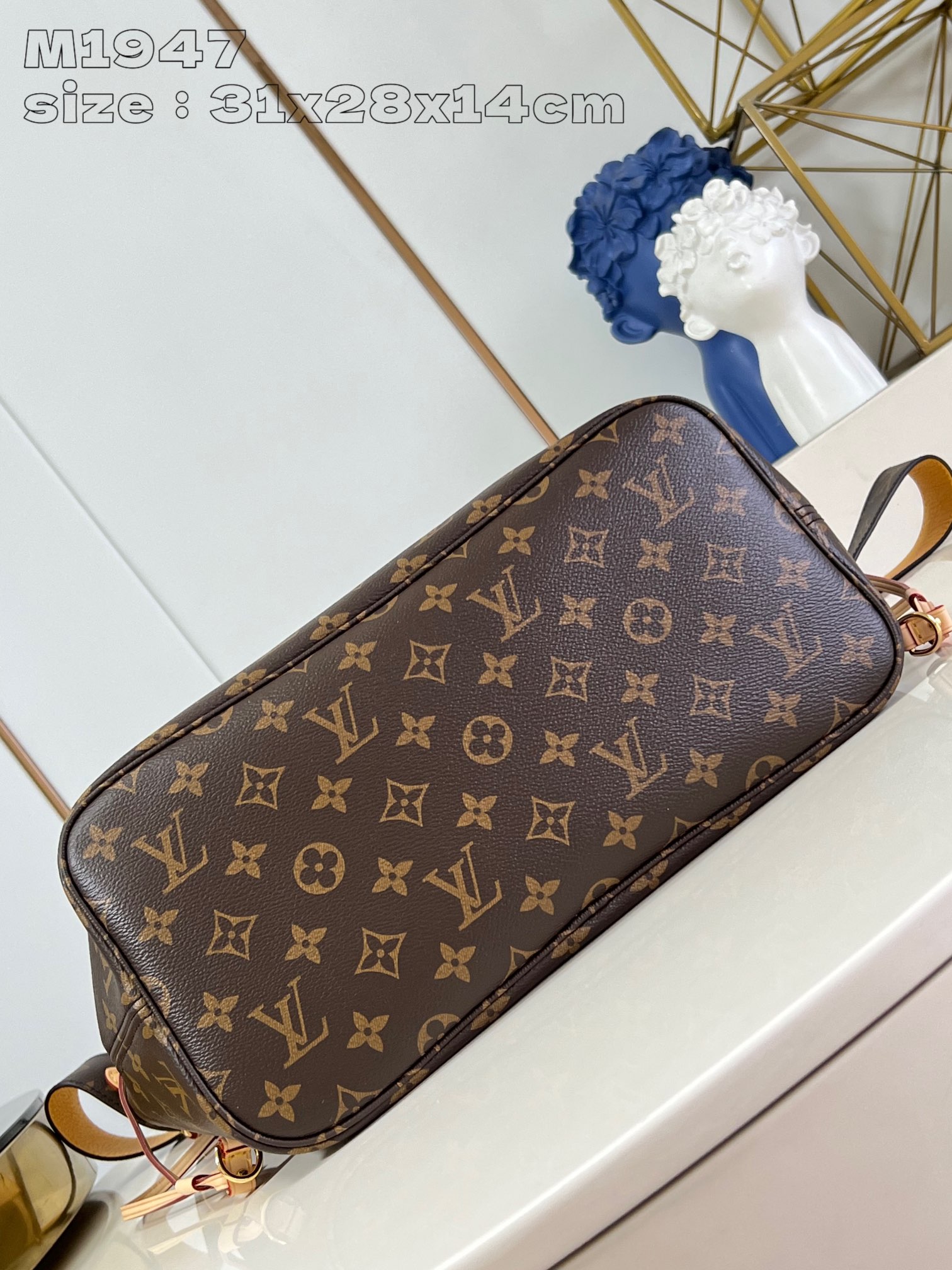 Louis Vuitton M11947 Reversible Neverfull medium tote bag with removable zipper pocket for use as a clutch or pocket