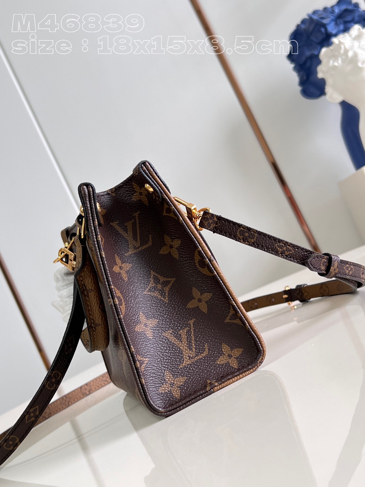 Louis Vuitton M46839 OnTheGo BB tote bag in Monogram Reverse canvas with original design