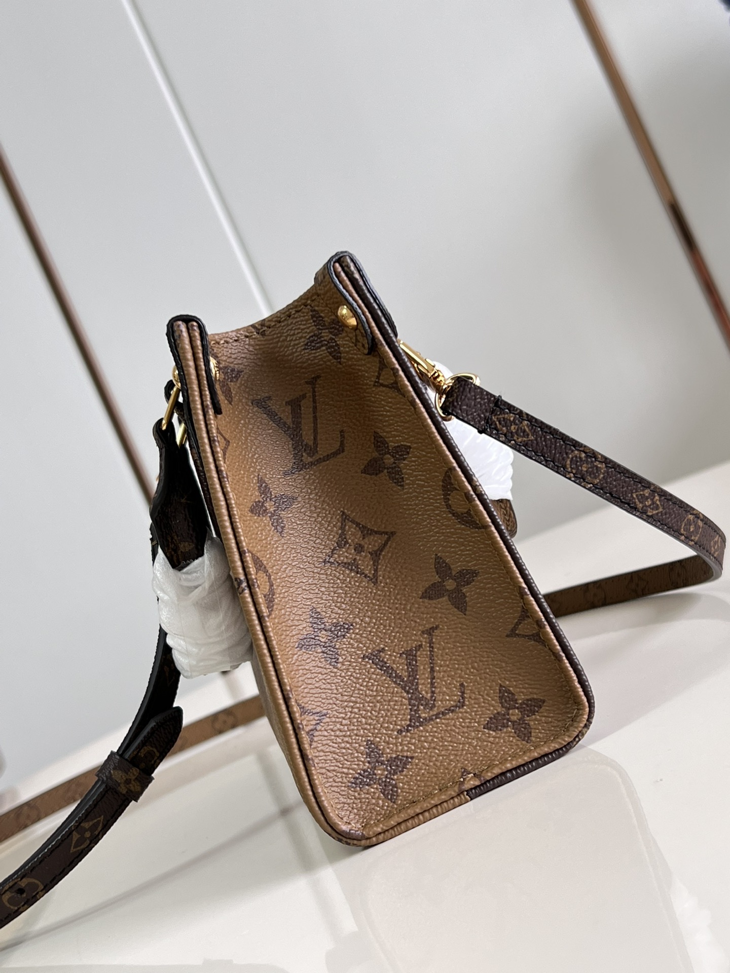 Louis Vuitton M46839 OnTheGo BB tote bag in Monogram Reverse canvas with original design