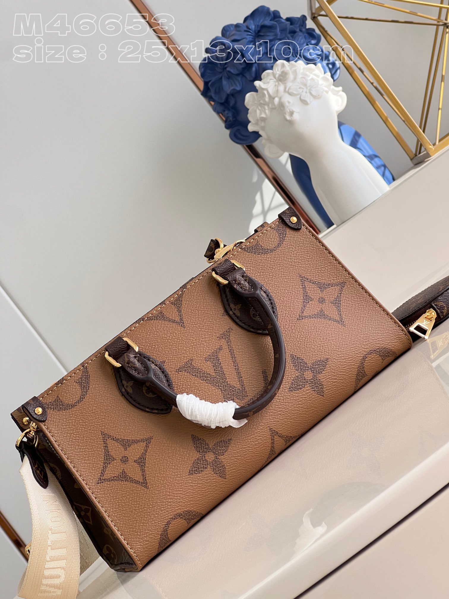 Louis Vuitton M46653 OnTheGo tote bag in Giant Monogram and Monogram Reverse canvas