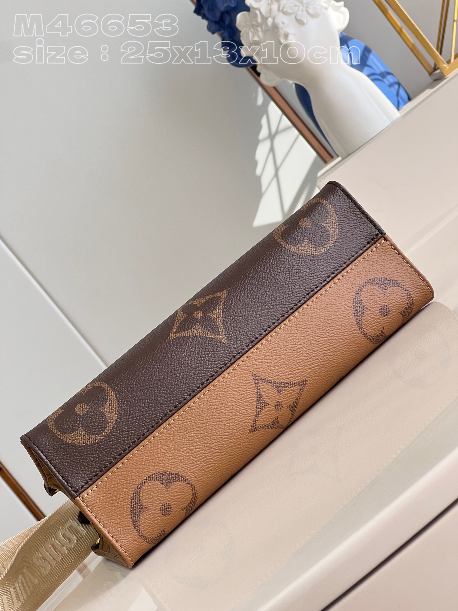 Louis Vuitton M46653 OnTheGo tote bag in Giant Monogram and Monogram Reverse canvas